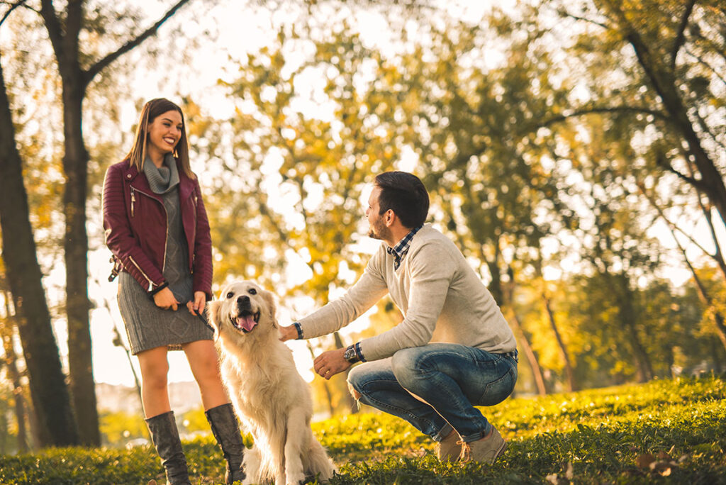 Mann und Frau mit Hund im Park