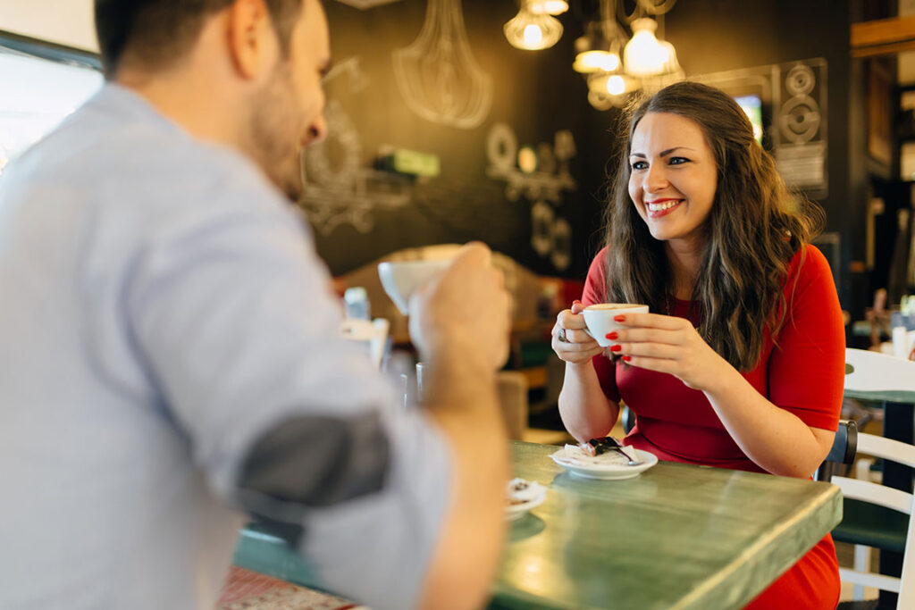 Paar trinkt Kaffee am Tisch in Cafe