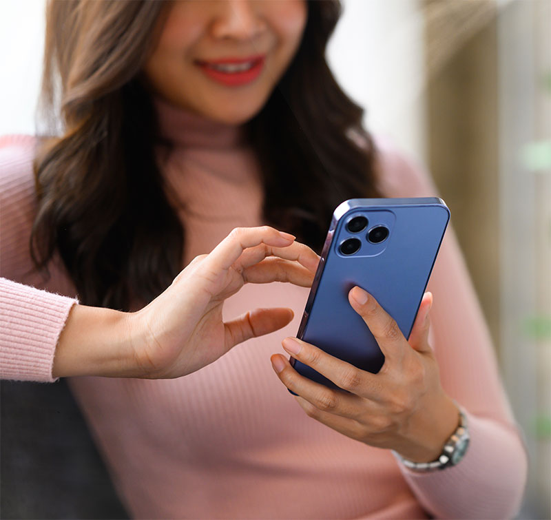 Asiatische Frau mit blauem Handy