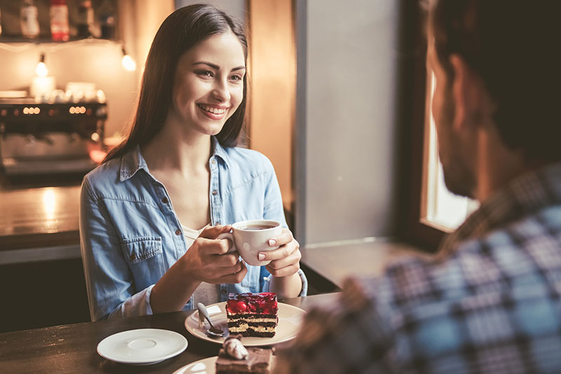 Frau lächelt bei einem Date in einem Cafe