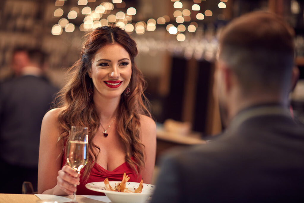 Frau erhält kostenloses Abendessen durch Sneating