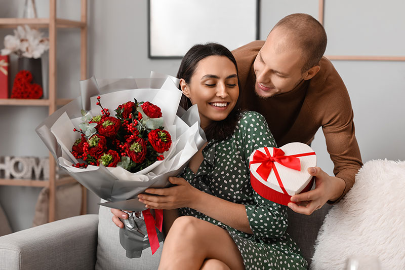 Frau freut sich über Lovebombing