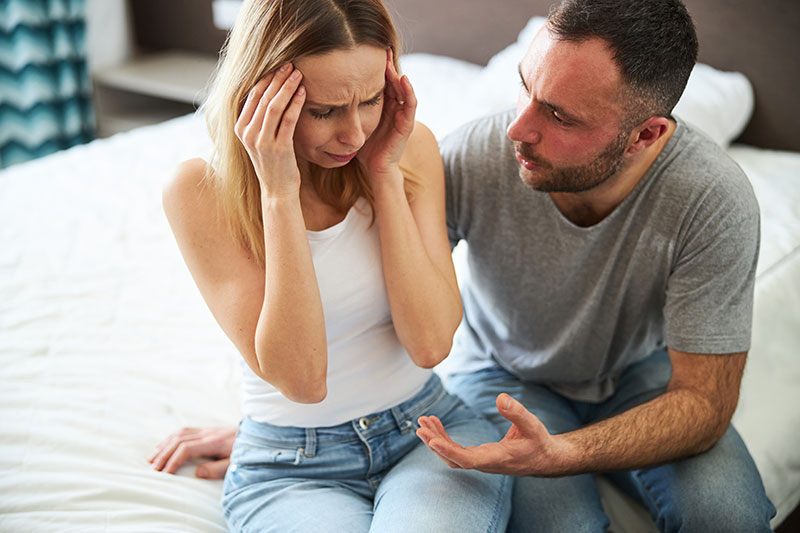 Frau fühlt sich schlecht durch Negging