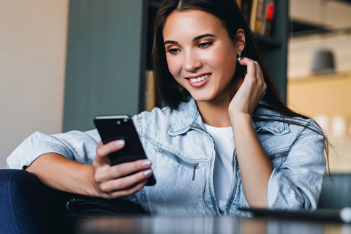 Frau schreibt eine Nachricht beim Online-Dating auf ihrem Handy