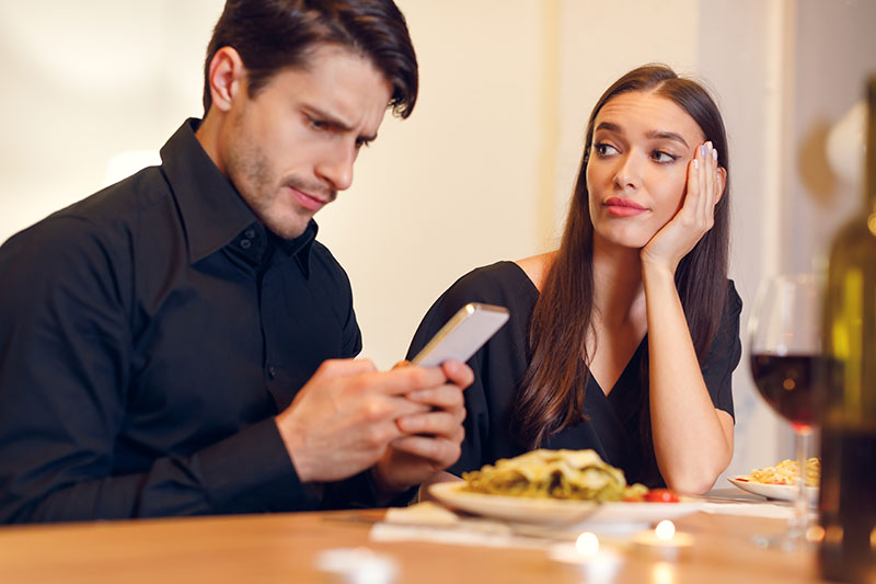 Mann beschäftigt sich beim Phubbing lieber mit seinem Handy